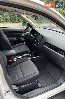 Внедорожник / Кроссовер Mitsubishi Outlander 2021 в 