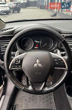 Внедорожник / Кроссовер Mitsubishi Outlander 2013 в 