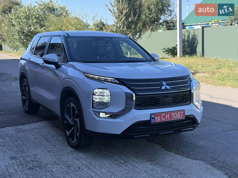 Внедорожник / Кроссовер Mitsubishi Outlander 2023 в 