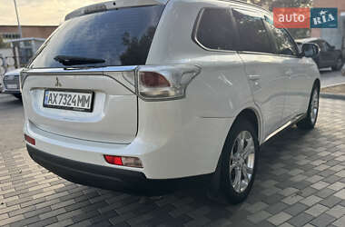 Внедорожник / Кроссовер Mitsubishi Outlander 2013 в 