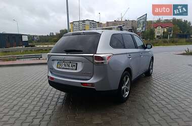 Внедорожник / Кроссовер Mitsubishi Outlander 2013 в 
