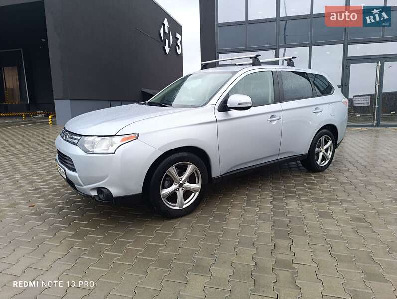 Внедорожник / Кроссовер Mitsubishi Outlander 2013 в 