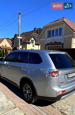 Внедорожник / Кроссовер Mitsubishi Outlander 2015 в Знаменке