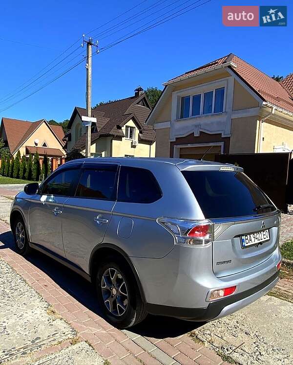Позашляховик / Кросовер Mitsubishi Outlander 2015 в 