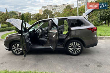 Внедорожник / Кроссовер Mitsubishi Outlander 2018 в 