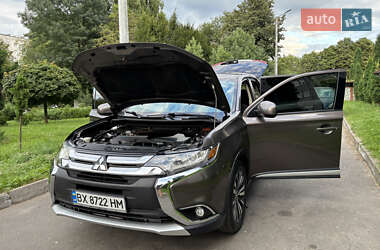 Внедорожник / Кроссовер Mitsubishi Outlander 2018 в 