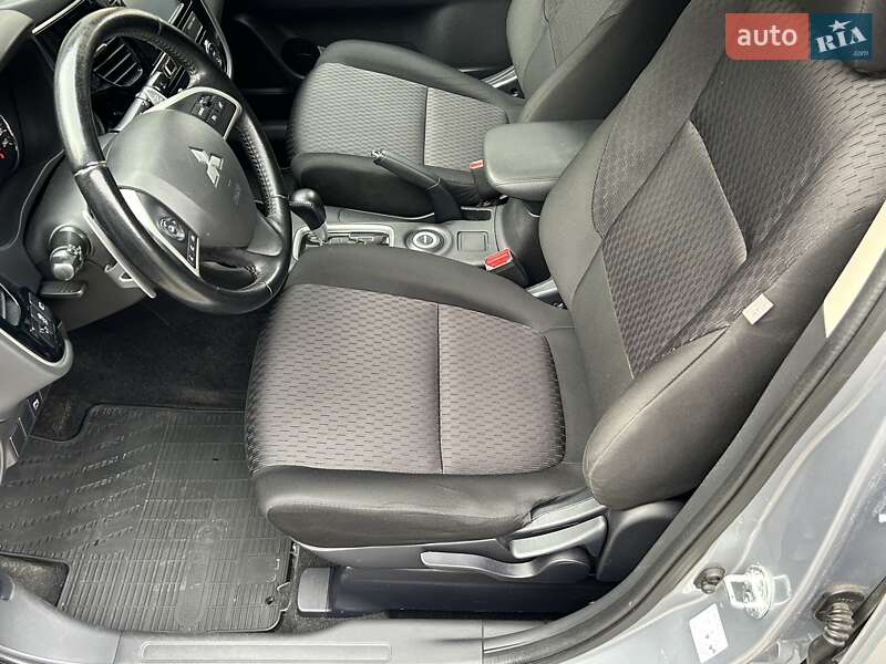 Внедорожник / Кроссовер Mitsubishi Outlander 2012 в Ровно