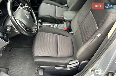 Внедорожник / Кроссовер Mitsubishi Outlander 2012 в 