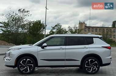 Внедорожник / Кроссовер Mitsubishi Outlander 2022 в 
