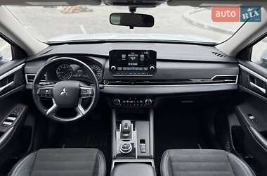 Внедорожник / Кроссовер Mitsubishi Outlander 2022 в 