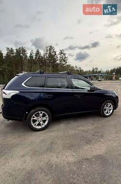 Внедорожник / Кроссовер Mitsubishi Outlander 2013 в 