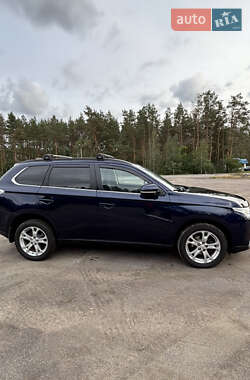 Внедорожник / Кроссовер Mitsubishi Outlander 2013 в 