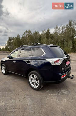 Внедорожник / Кроссовер Mitsubishi Outlander 2013 в 