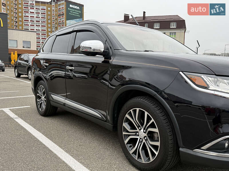 Внедорожник / Кроссовер Mitsubishi Outlander 2017 в Киеве