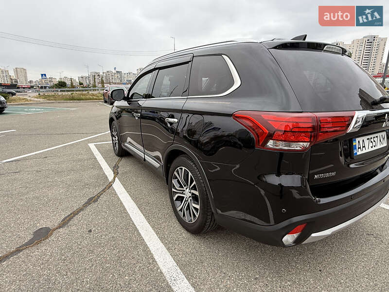 Внедорожник / Кроссовер Mitsubishi Outlander 2017 в Киеве