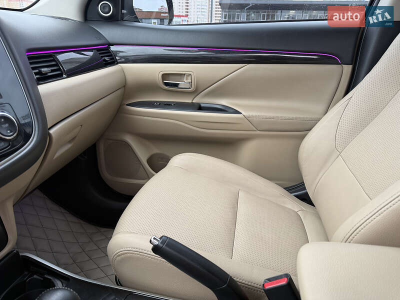 Внедорожник / Кроссовер Mitsubishi Outlander 2017 в Киеве