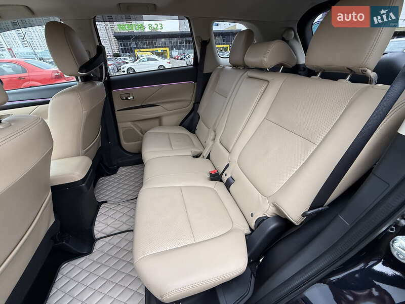 Внедорожник / Кроссовер Mitsubishi Outlander 2017 в Киеве