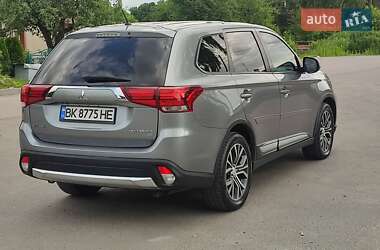 Внедорожник / Кроссовер Mitsubishi Outlander 2015 в 