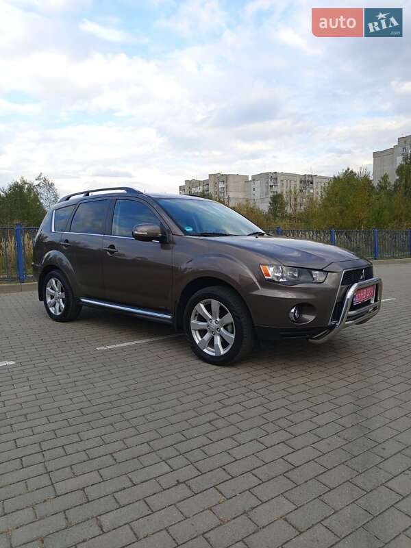Внедорожник / Кроссовер Mitsubishi Outlander 2011 в 