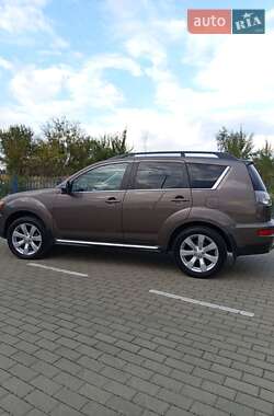 Внедорожник / Кроссовер Mitsubishi Outlander 2011 в 
