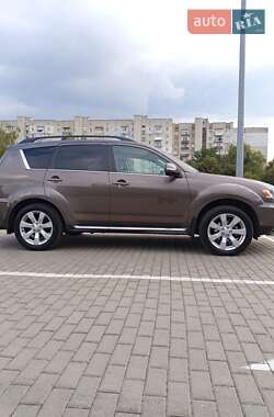 Внедорожник / Кроссовер Mitsubishi Outlander 2011 в 