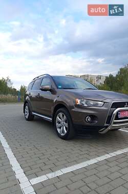 Внедорожник / Кроссовер Mitsubishi Outlander 2011 в 