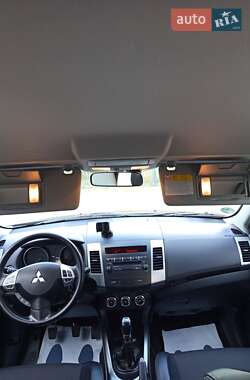 Внедорожник / Кроссовер Mitsubishi Outlander 2011 в 