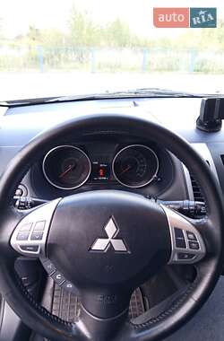Внедорожник / Кроссовер Mitsubishi Outlander 2011 в 