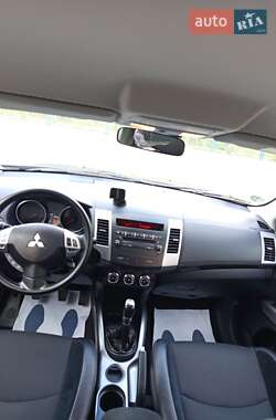 Внедорожник / Кроссовер Mitsubishi Outlander 2011 в 