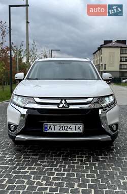 Внедорожник / Кроссовер Mitsubishi Outlander 2016 в 