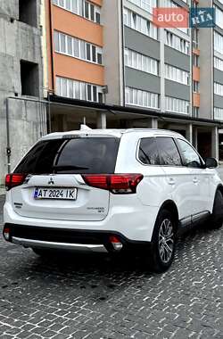 Внедорожник / Кроссовер Mitsubishi Outlander 2016 в 