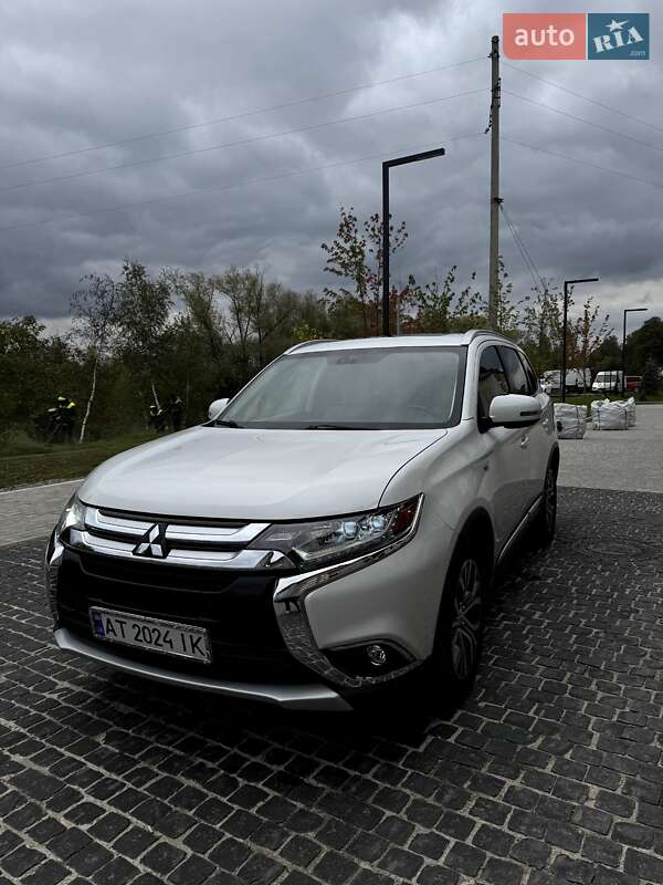 Позашляховик / Кросовер Mitsubishi Outlander 2016 в Івано-Франківську