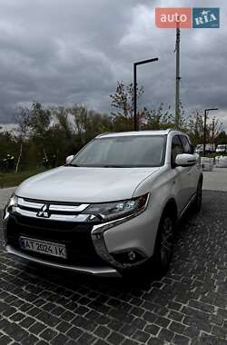 Внедорожник / Кроссовер Mitsubishi Outlander 2016 в 