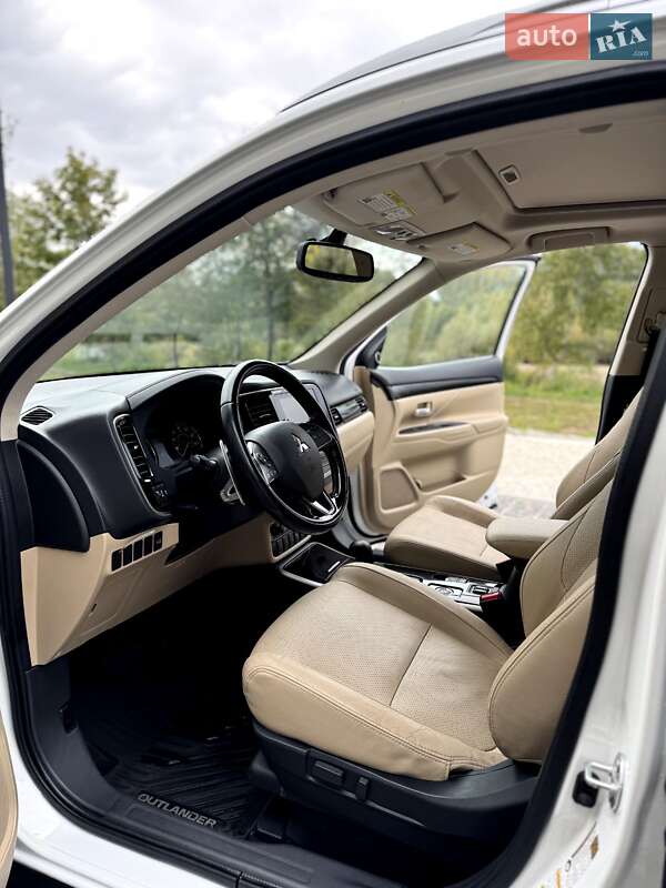 Позашляховик / Кросовер Mitsubishi Outlander 2016 в Івано-Франківську