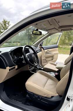 Внедорожник / Кроссовер Mitsubishi Outlander 2016 в 