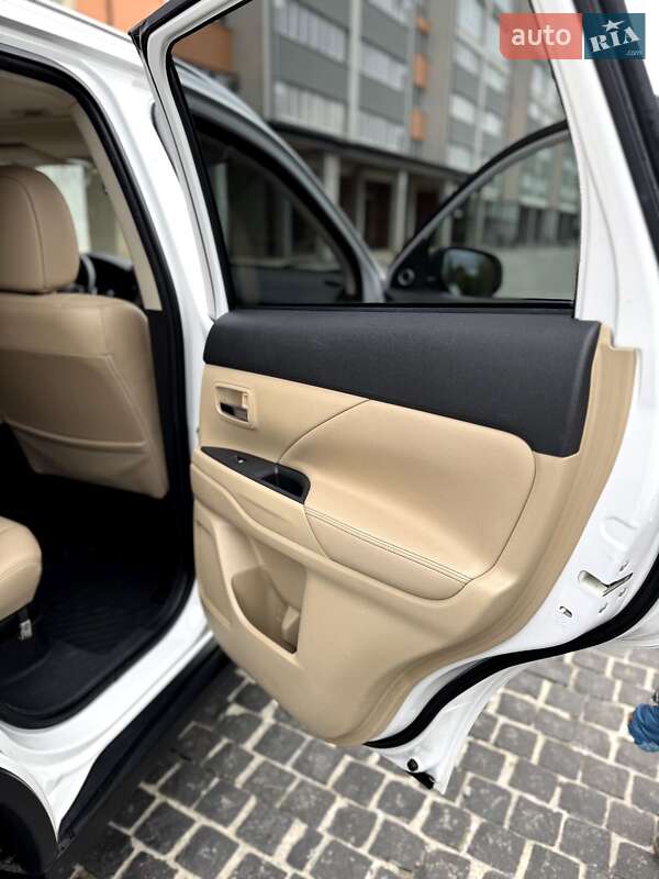 Позашляховик / Кросовер Mitsubishi Outlander 2016 в Івано-Франківську