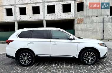 Внедорожник / Кроссовер Mitsubishi Outlander 2016 в 