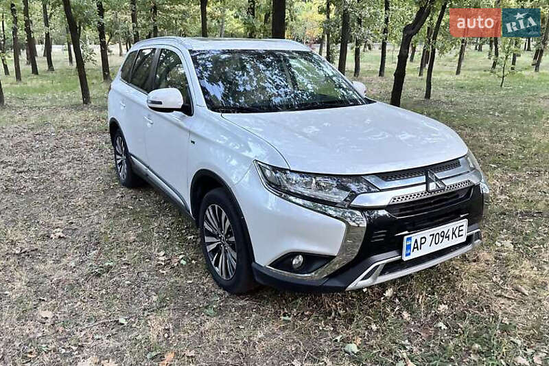 Внедорожник / Кроссовер Mitsubishi Outlander 2015 в Киеве