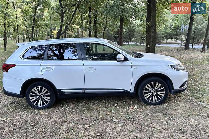Внедорожник / Кроссовер Mitsubishi Outlander 2015 в Киеве