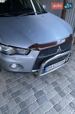 Внедорожник / Кроссовер Mitsubishi Outlander 2012 в 