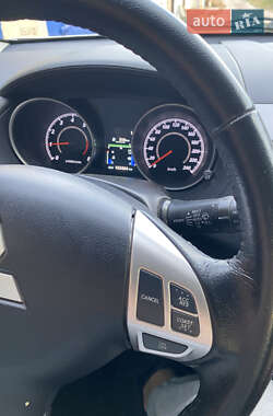 Внедорожник / Кроссовер Mitsubishi Outlander 2012 в 