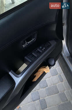 Внедорожник / Кроссовер Mitsubishi Outlander 2012 в 