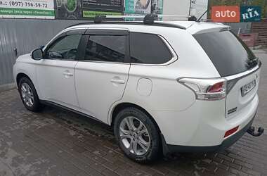Внедорожник / Кроссовер Mitsubishi Outlander 2013 в 