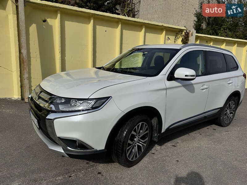 Позашляховик / Кросовер Mitsubishi Outlander 2016 в Харкові