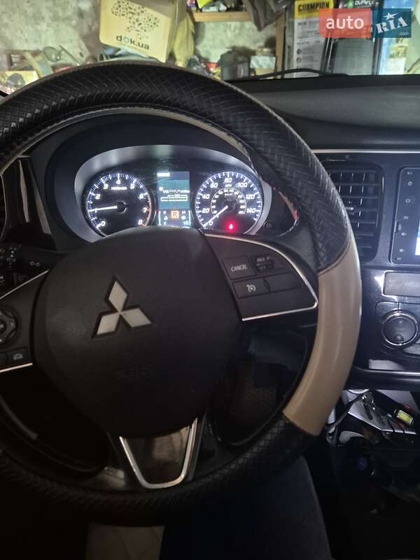 Внедорожник / Кроссовер Mitsubishi Outlander 2015 в Томаковке