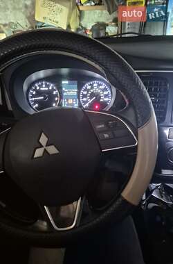 Внедорожник / Кроссовер Mitsubishi Outlander 2015 в 