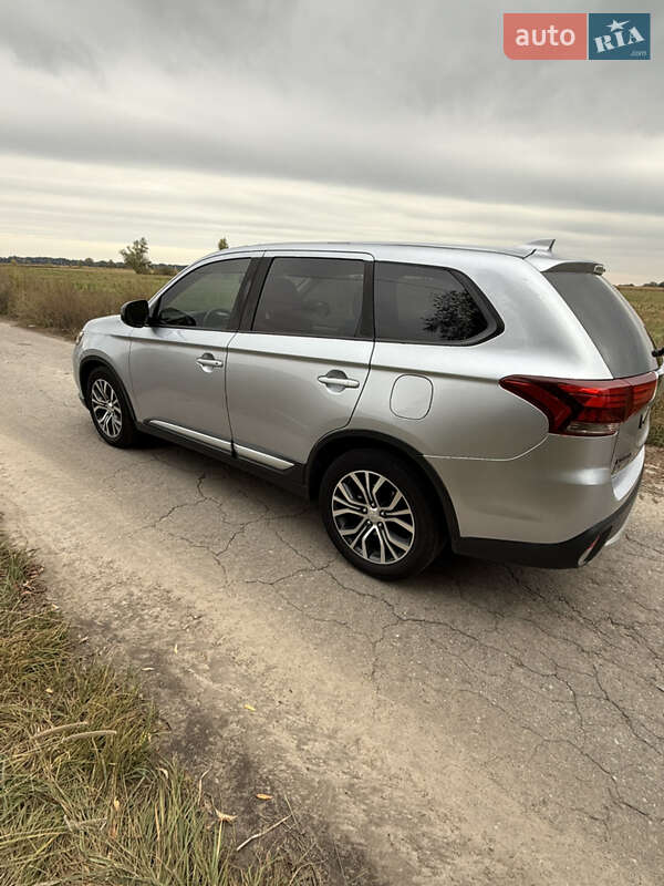 Внедорожник / Кроссовер Mitsubishi Outlander 2017 в Киеве