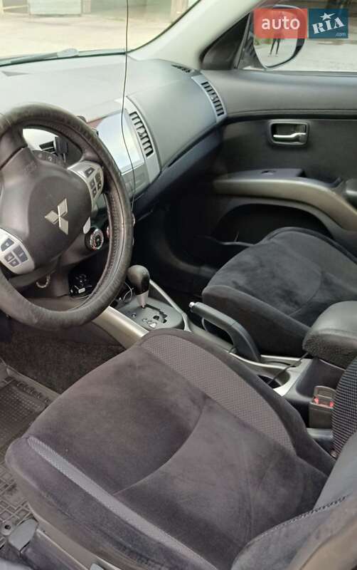 Внедорожник / Кроссовер Mitsubishi Outlander 2011 в Каменском