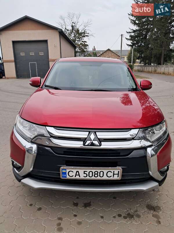 Внедорожник / Кроссовер Mitsubishi Outlander 2016 в 