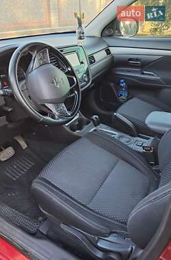 Внедорожник / Кроссовер Mitsubishi Outlander 2016 в 